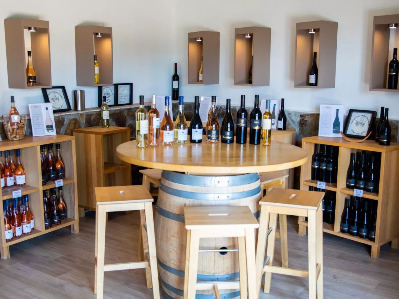 Im Herzen der Weinberge, schattige Terrasse umgeben von Grün, Pool - Drinnen