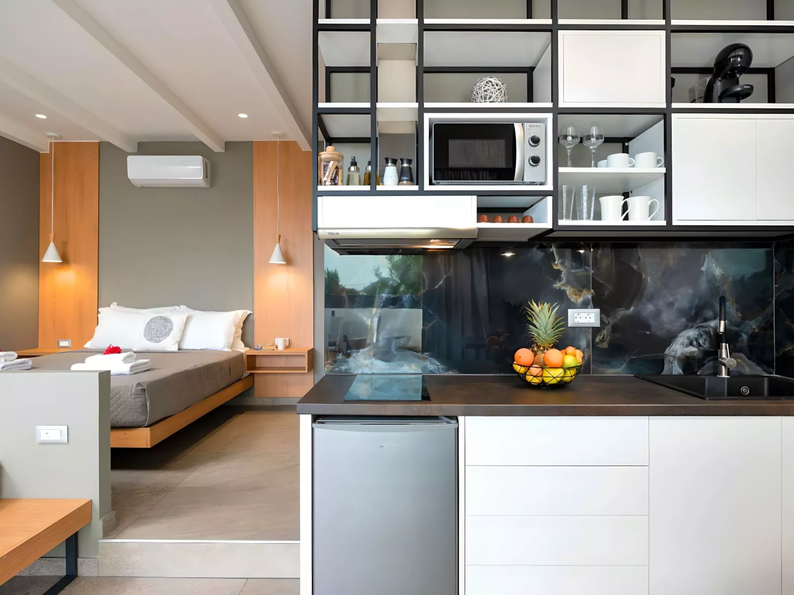 Canes Suite Privater Pool-Drinnen