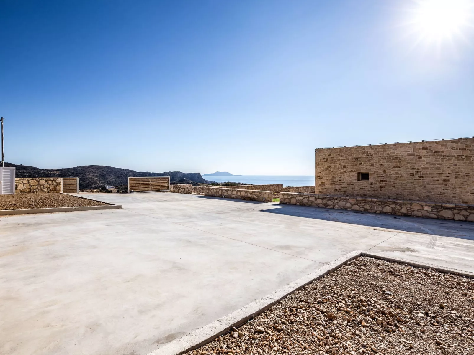 Küstenvilla mit Pool in der Nähe eines ruhigen Sandstrandes-Draußen