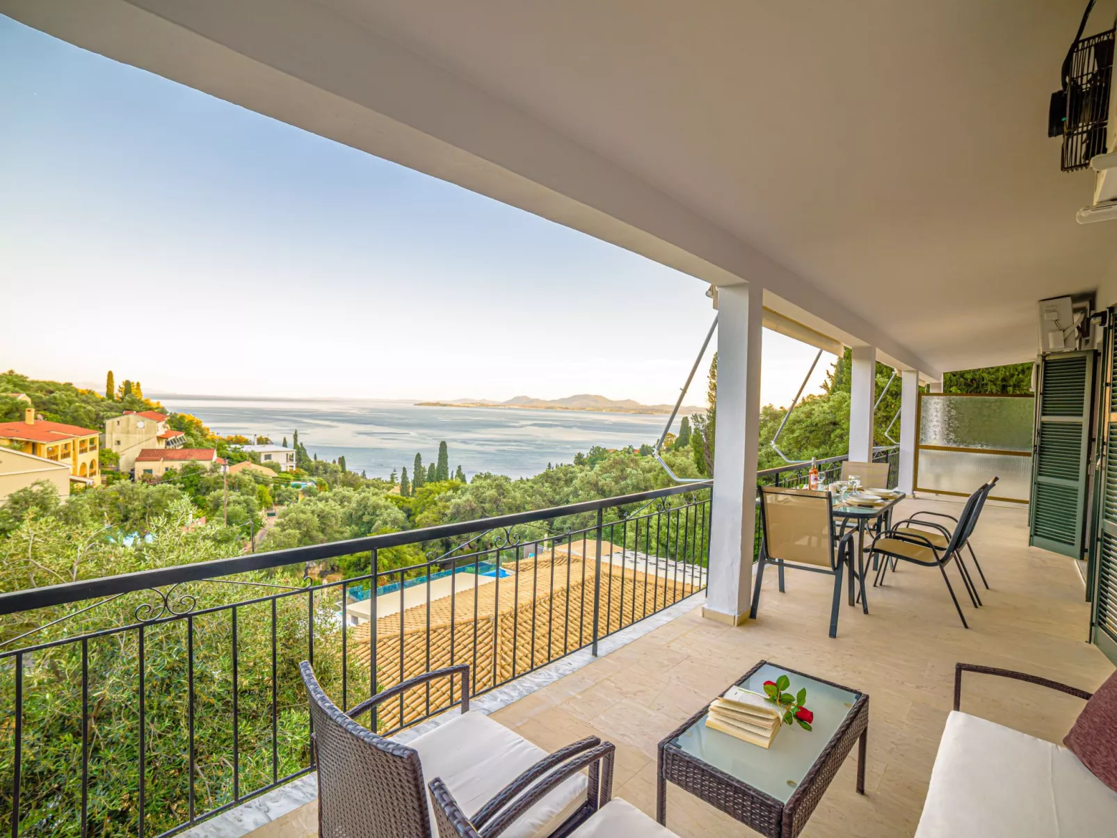 "Zeus" mit Infinity Pool-Drinnen