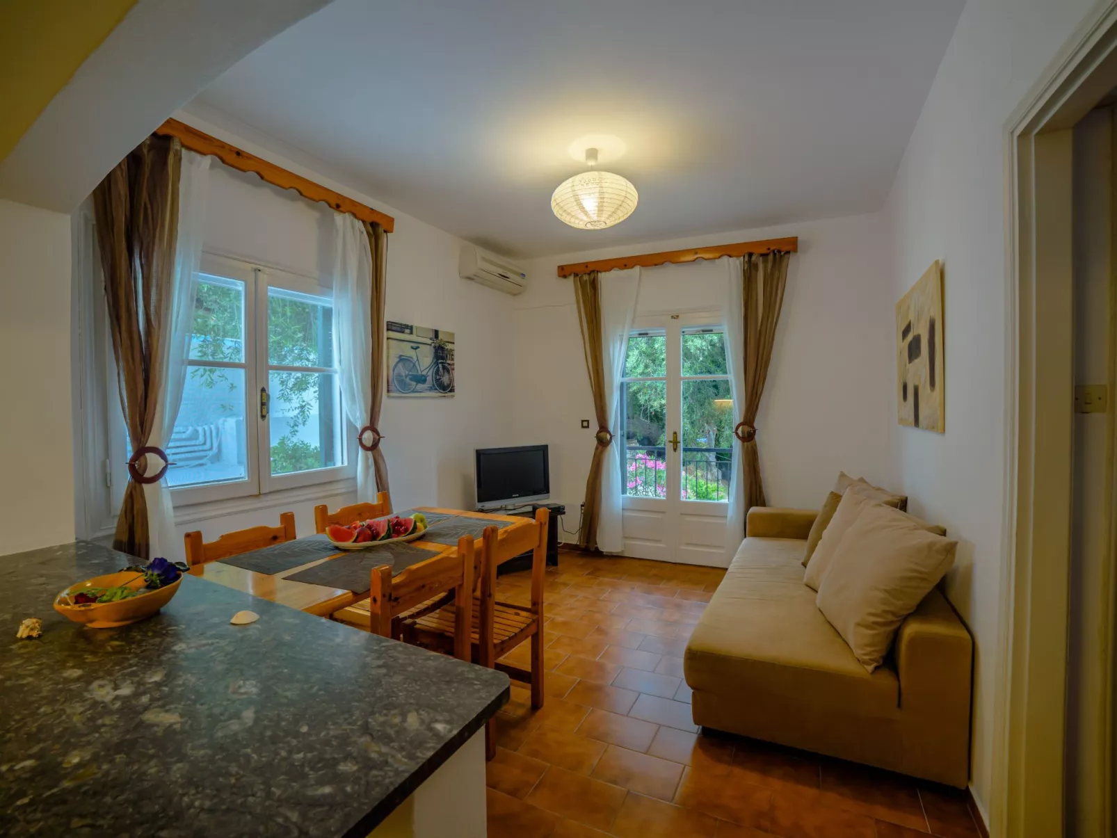 In Nisaki mit Pool-Drinnen