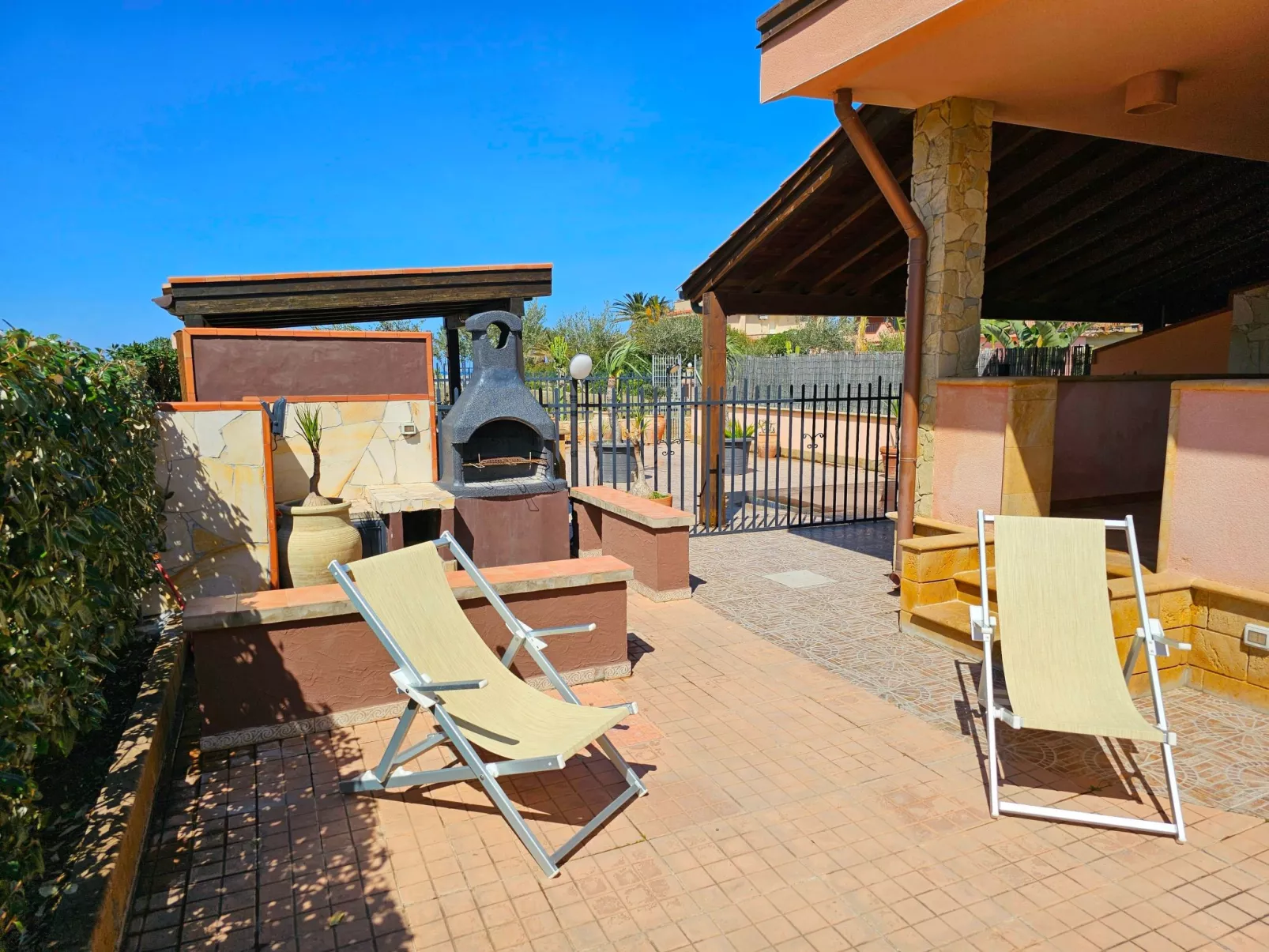 Helle mediterrane Villa mit Veranda und Garten-Image-tags.info