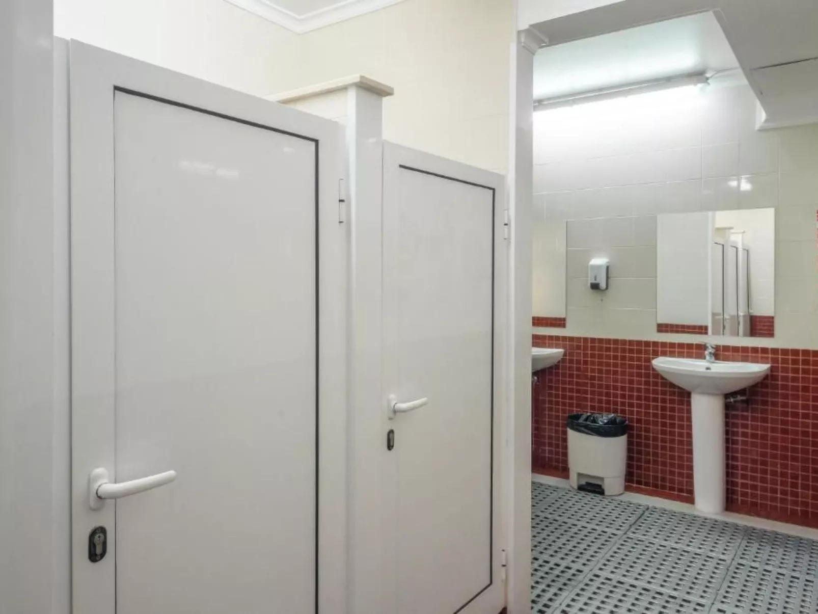 Meerblick First Line mit 2 Pools 1-Drinnen