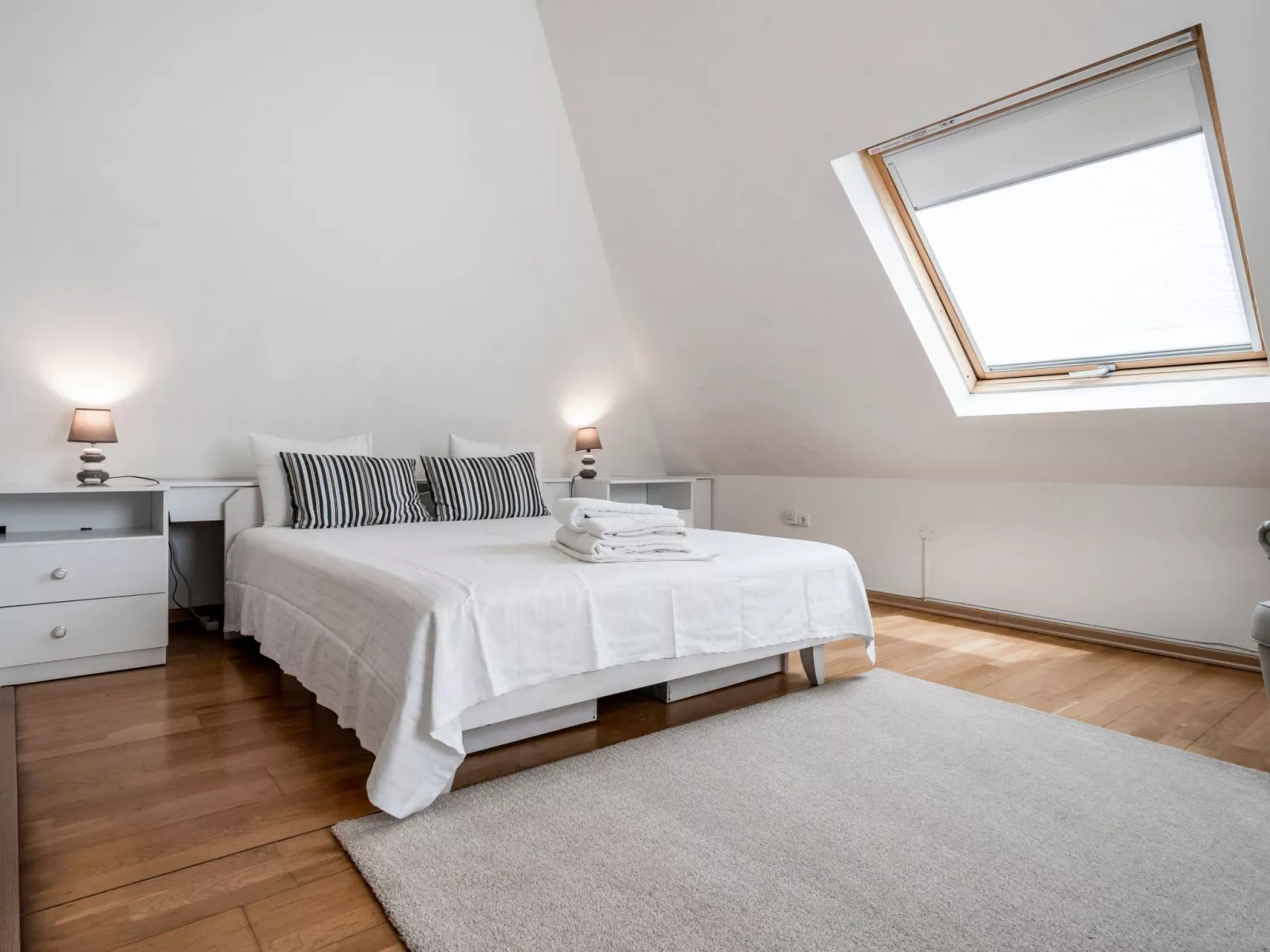 Haus am Flussufer-Image-tags.info