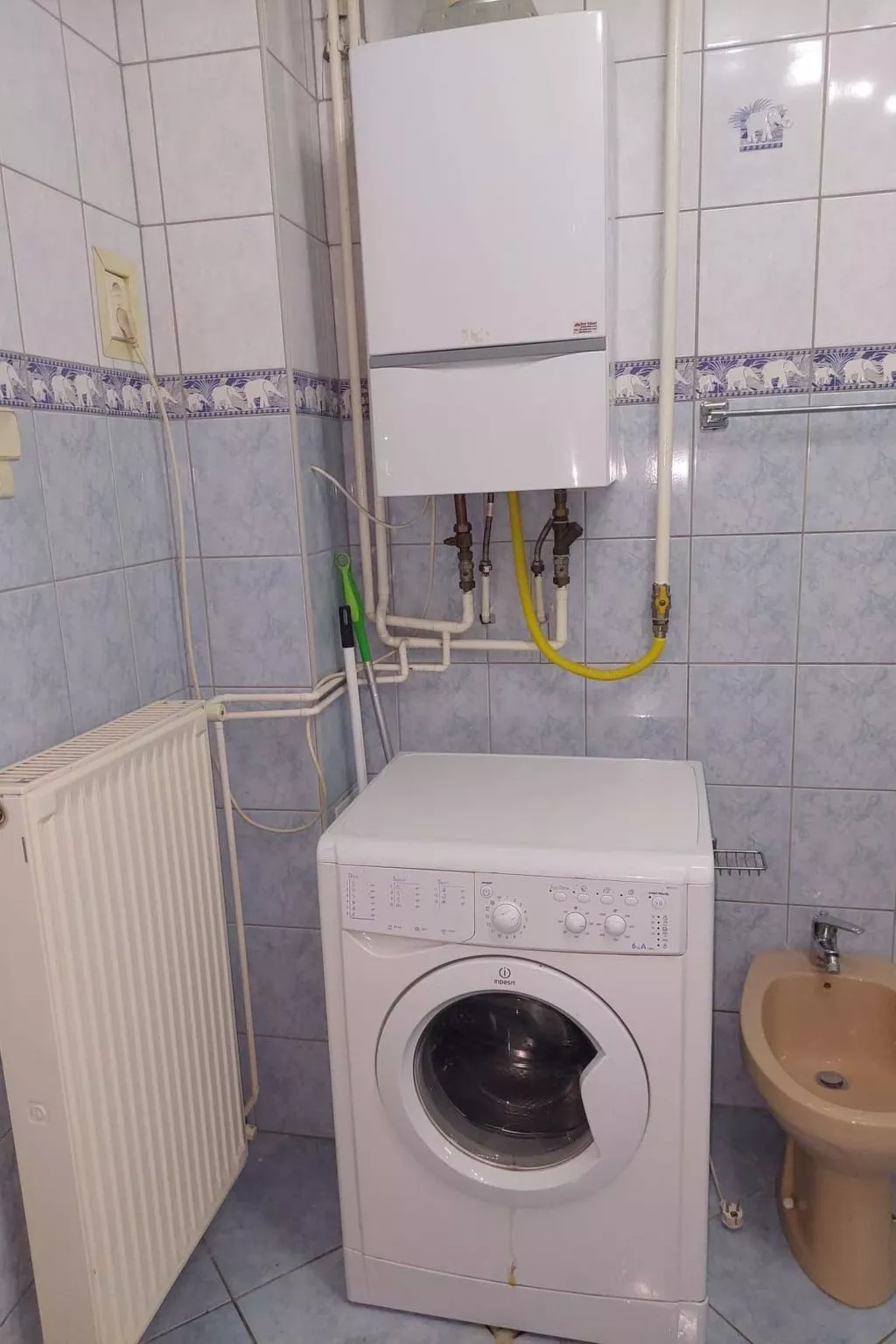 Schönes Ferienhaus mit sehr großem Pool-Dedans