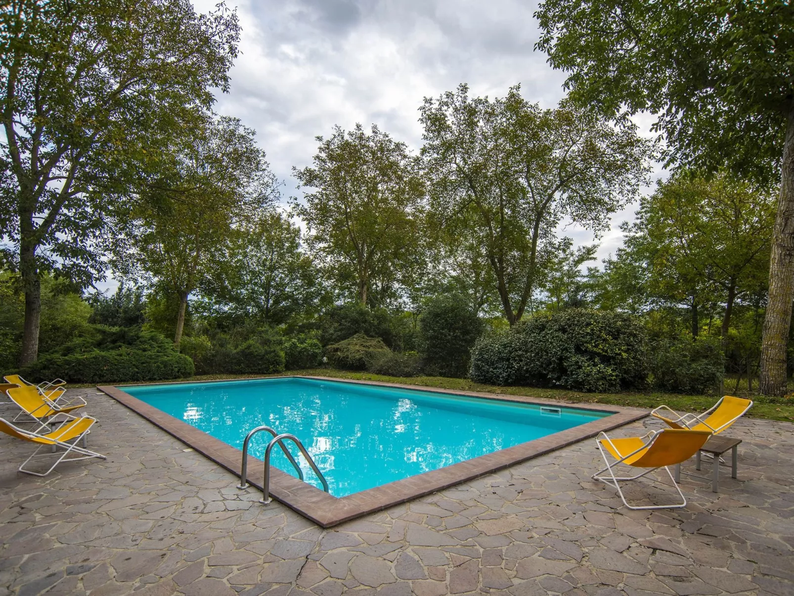 Schöne Unterkunft in einem Schloss, mit Schwimmbad-Dehors