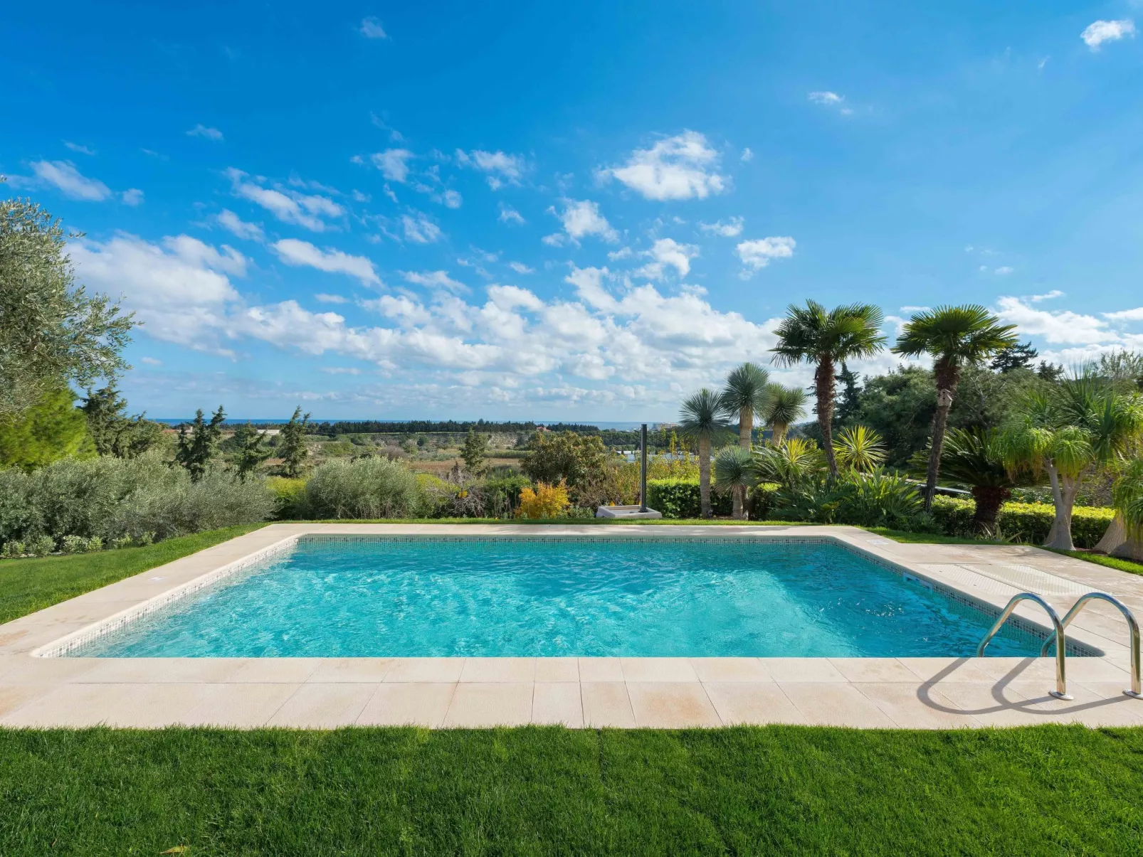 In Sgourou mit Parkplatz, Blick ins Grüne-Image-tags.info