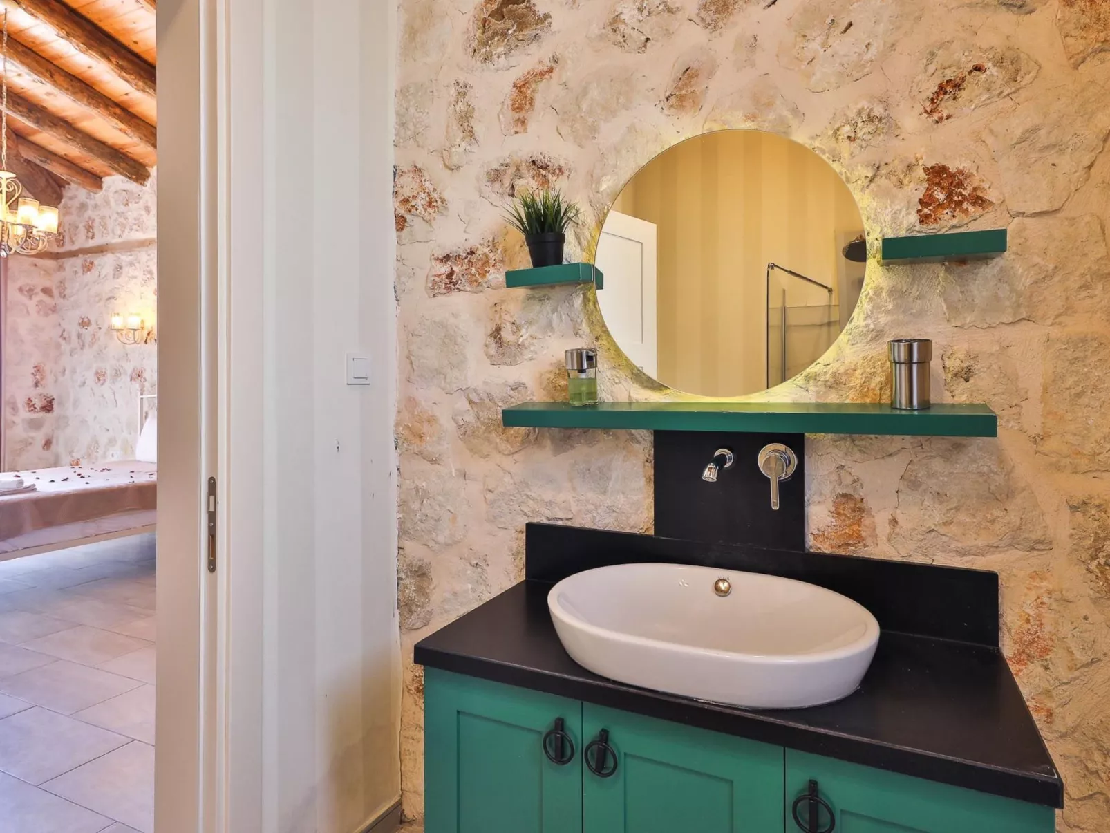 Traditionelles Natursteinhaus mit Sichtschutzpool-Image-tags.info