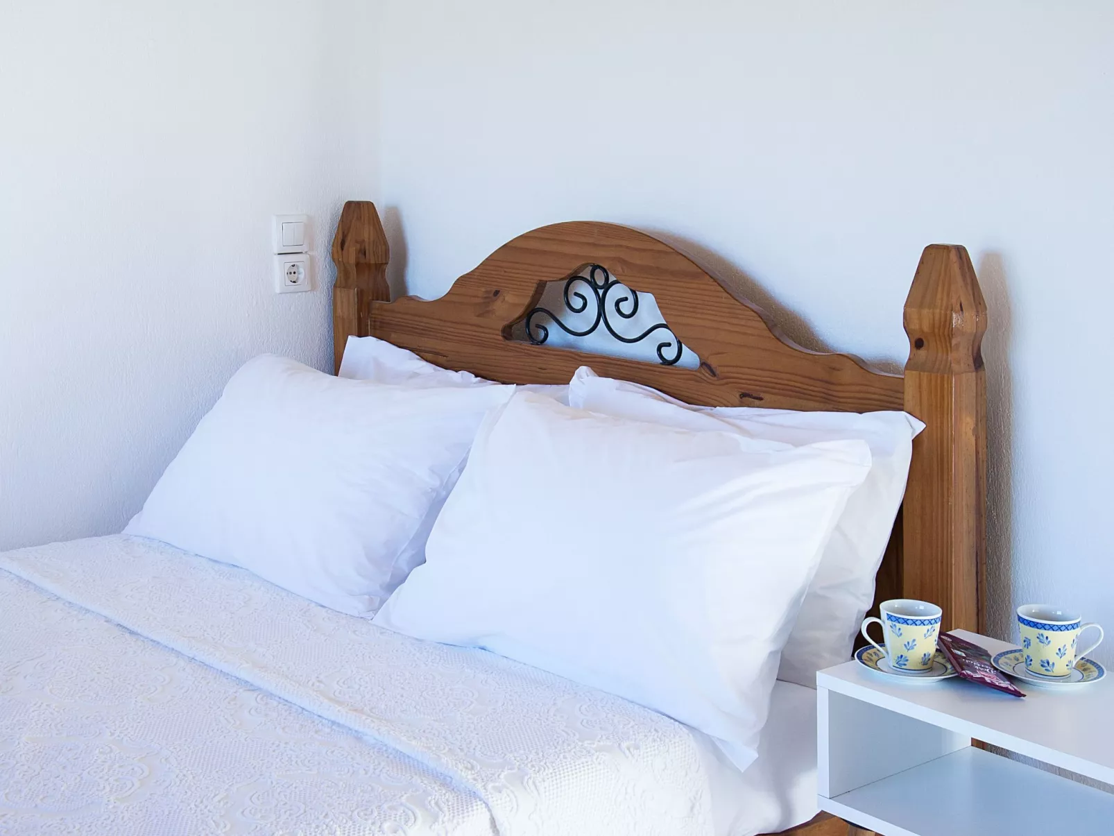 Berge und die ikonische Landebahn des Flughafens Skiathos-Dedans