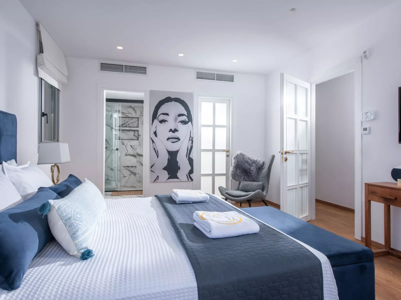 Luxuriös gestaltete Villa mit privatem Pool-Drinnen