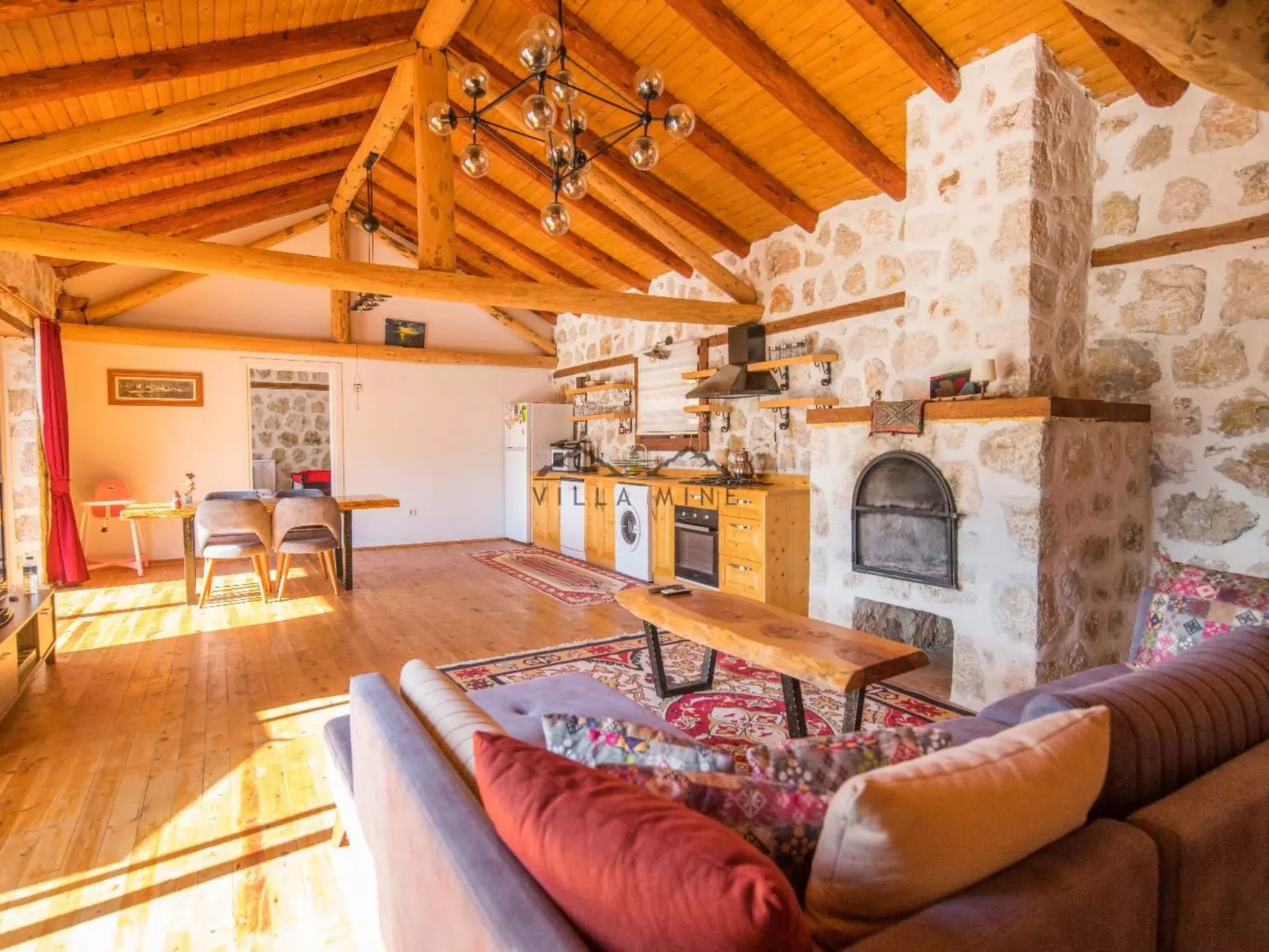 Rustikale Natursteinvilla mit Bergblick in Kalkan-Inside