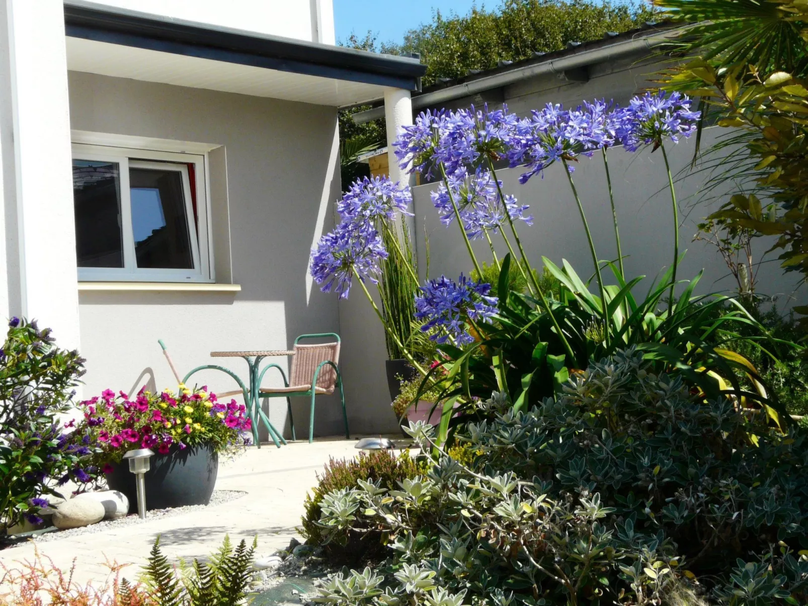 Mit Blick auf das Wasser-Outside