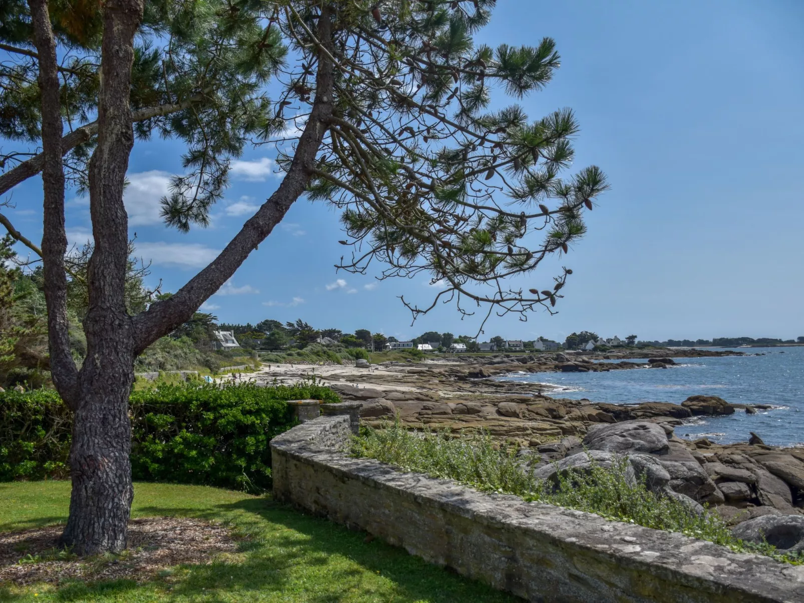 Villa mit großem Grundstück direkt am Mer-Draußen