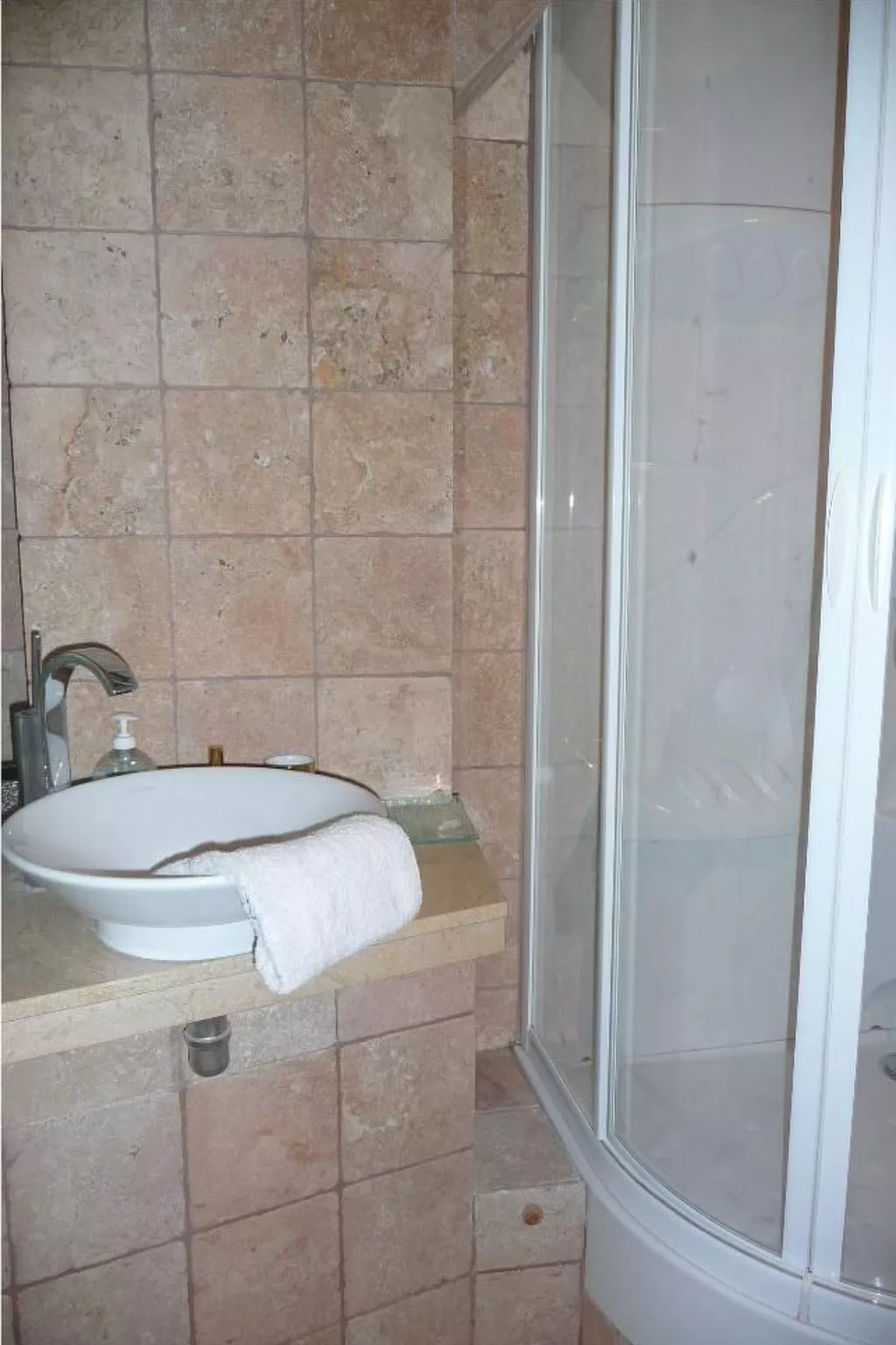 Schöner romantischer Blick auf die Seine-Drinnen