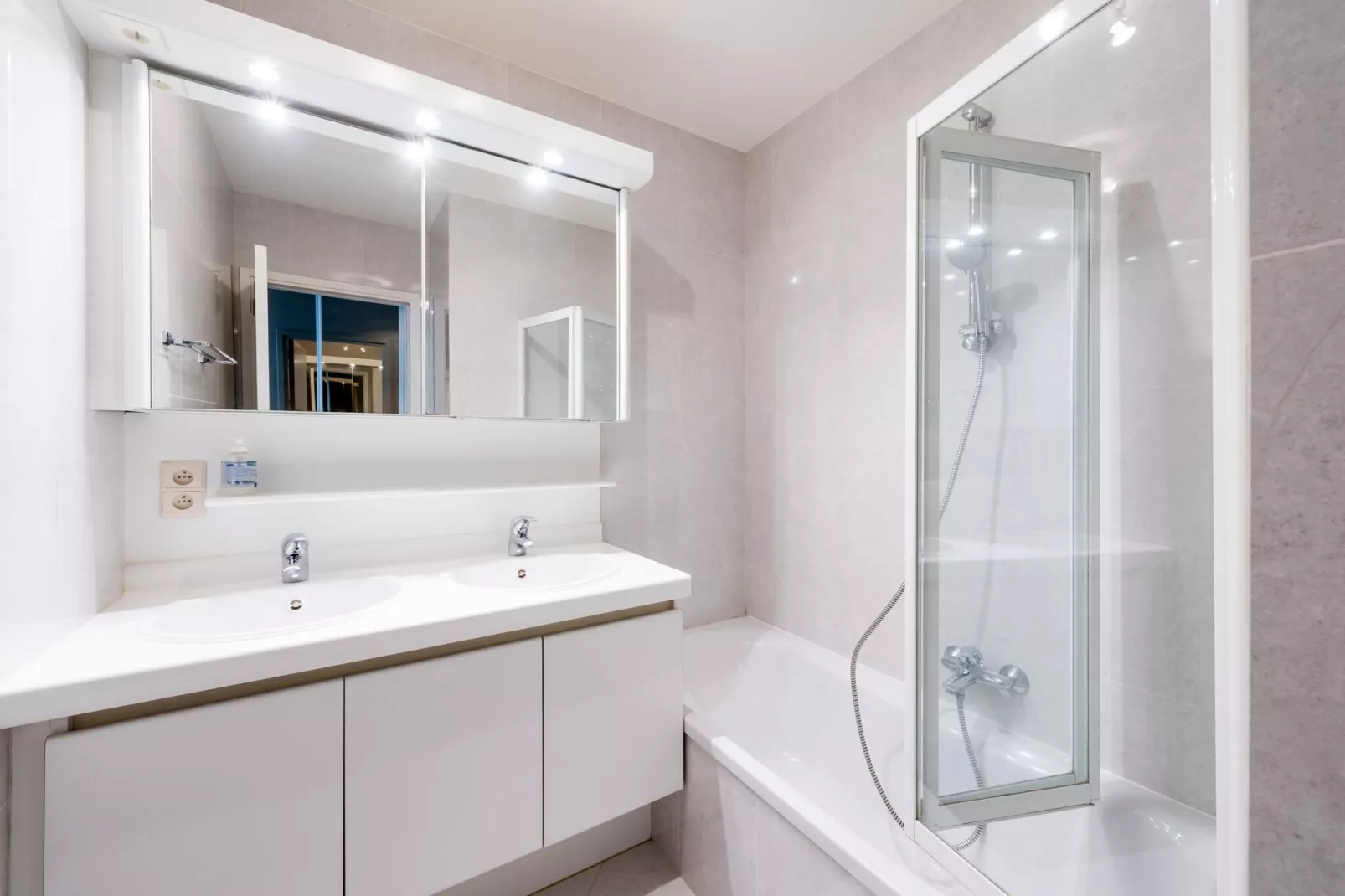 Amandari I-103 G12-Bathroom