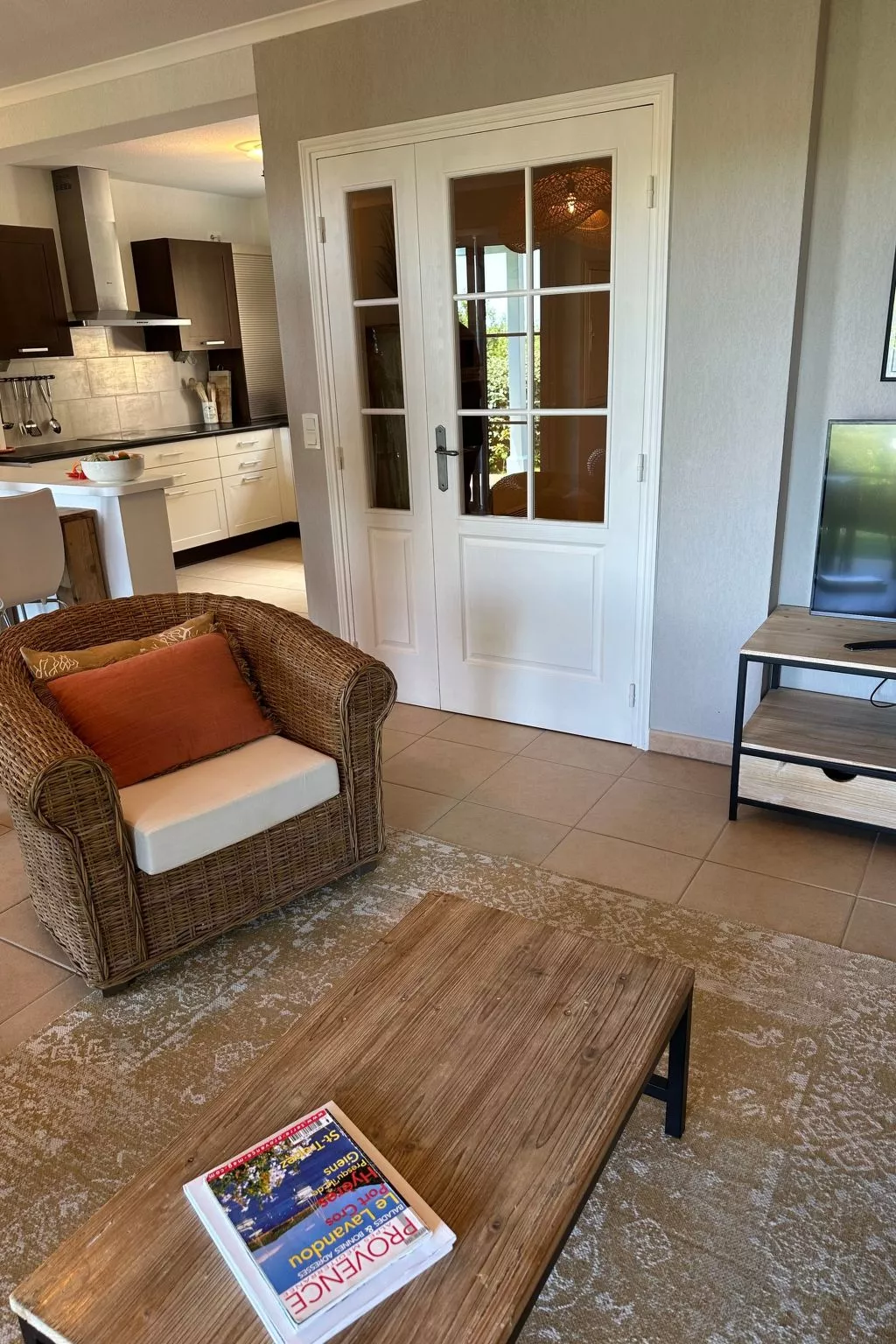 Mit Garten, Grill und Terrasse-Drinnen