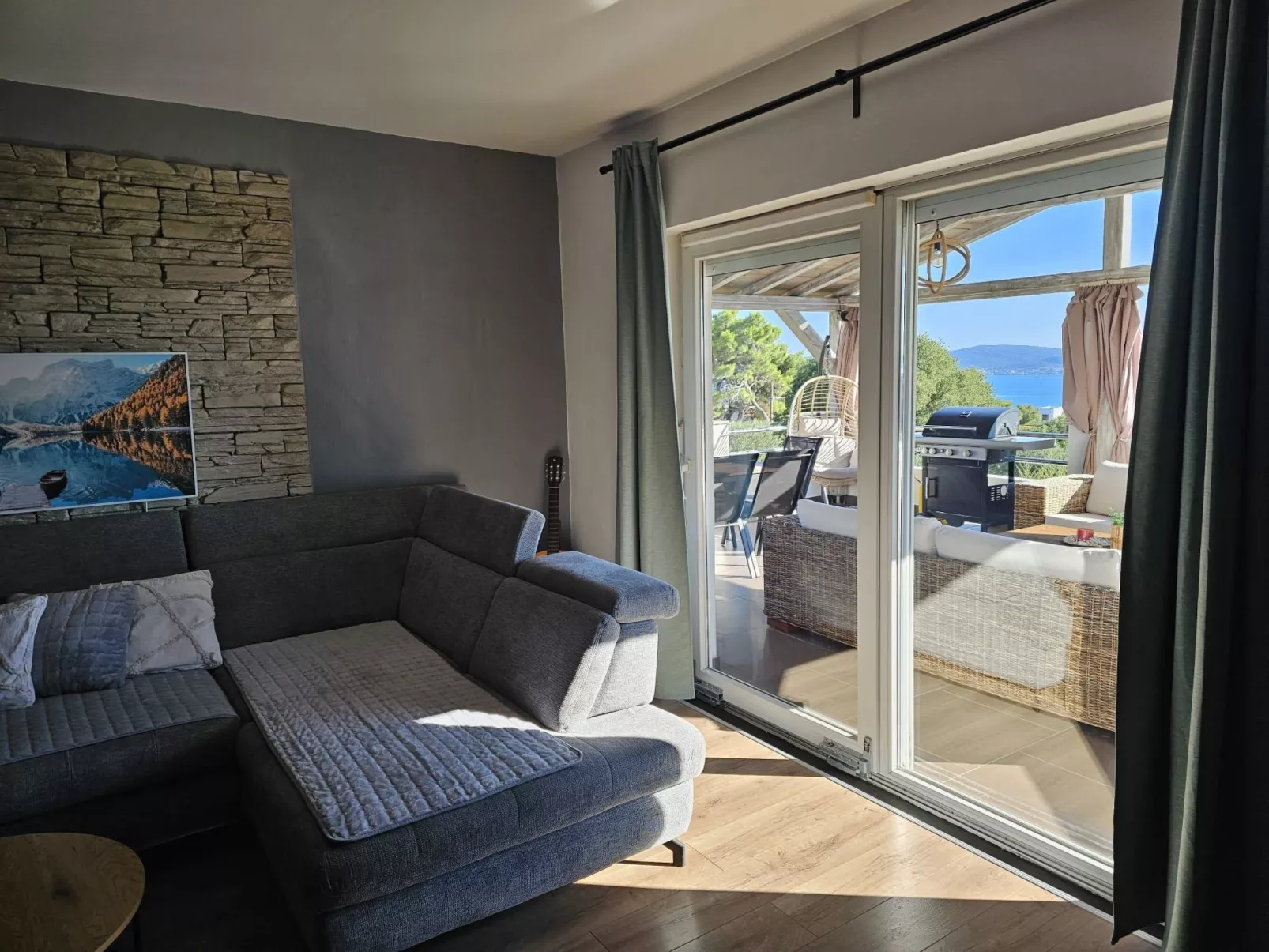 Mit Blick auf das Wasser-Inside