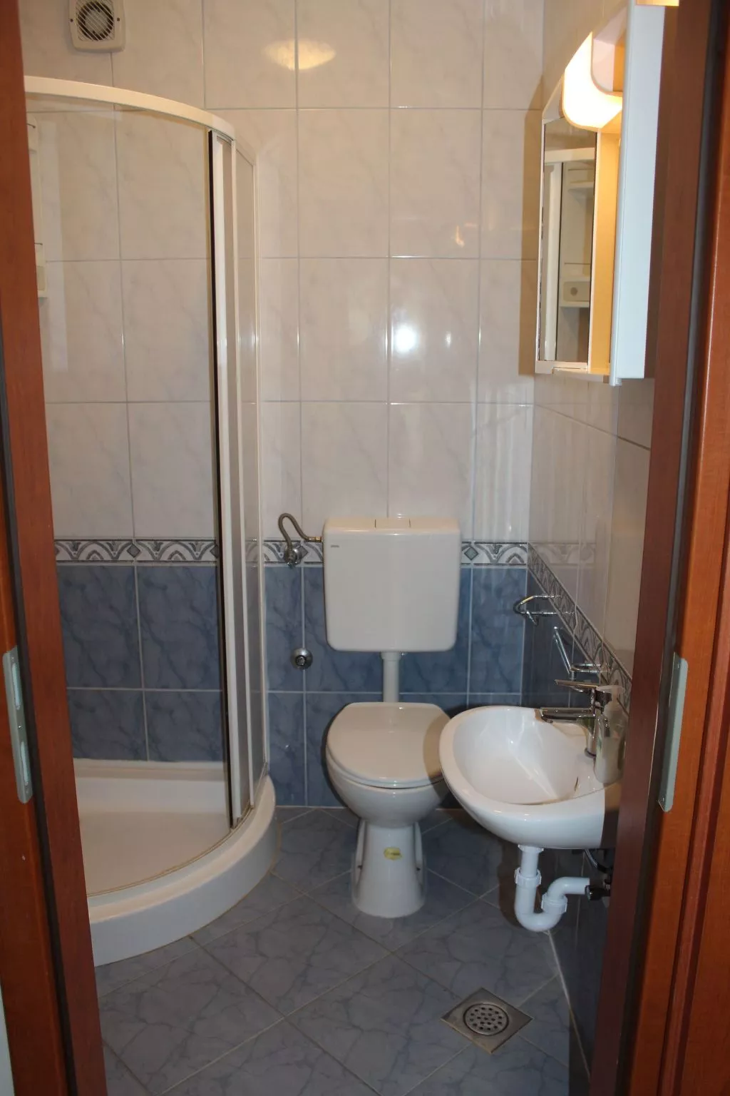 "Bribirska Obala" direkt am Strand-Drinnen