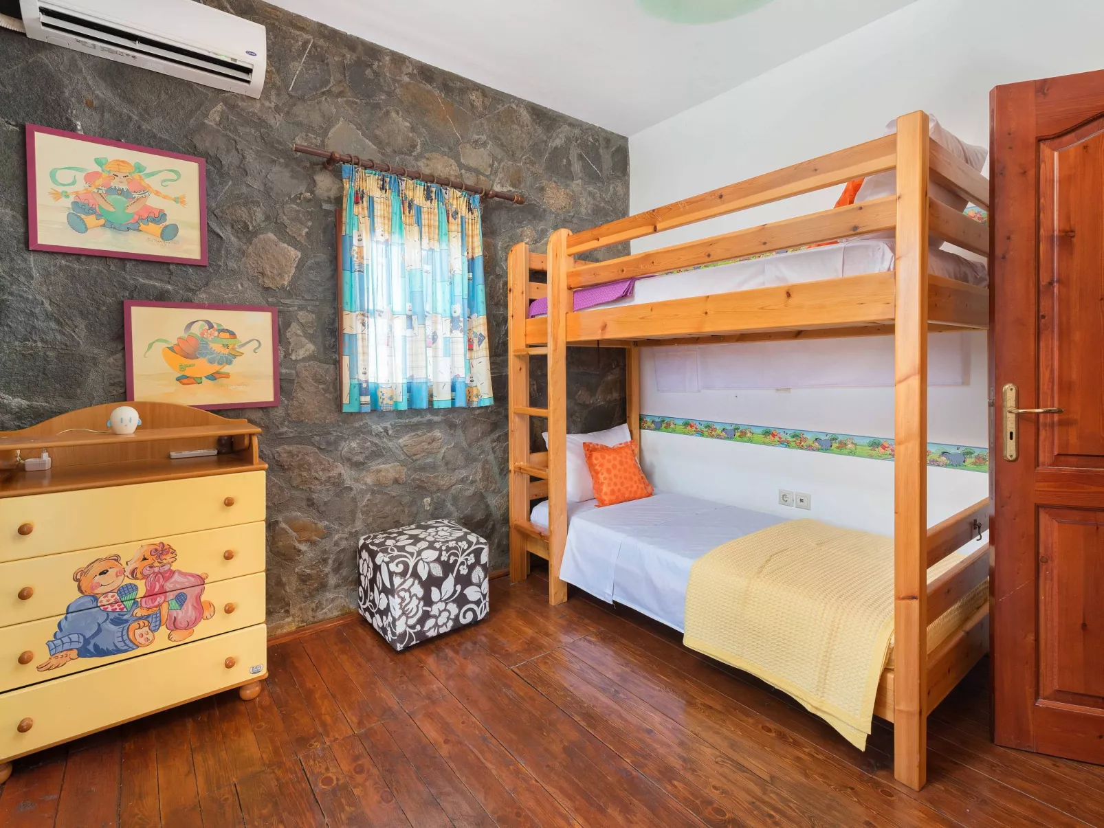 In Notia Rodos mit privatem Garten-Dedans