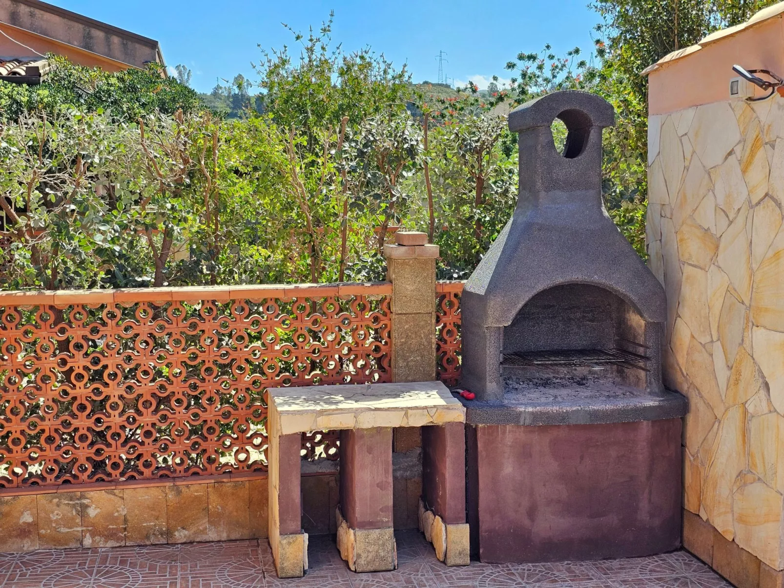 Helle mediterrane Villa mit Veranda und Garten-Outside