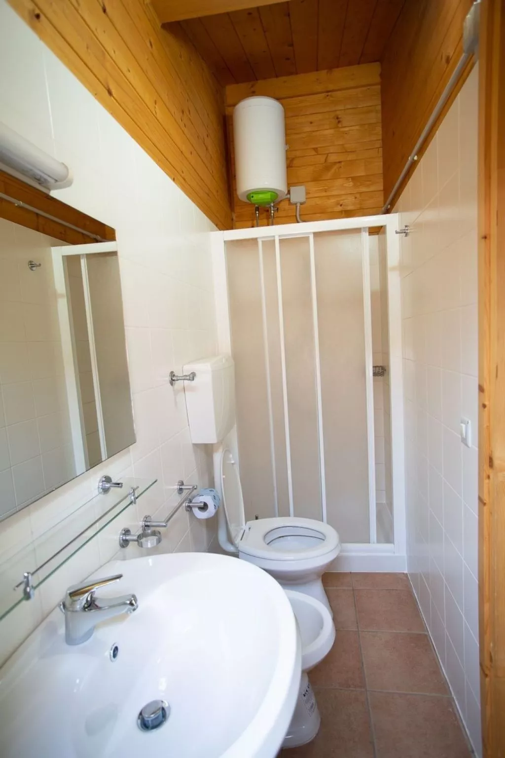 Bungalow aus Holz mit Veranda und nah am Strand.-Dedans