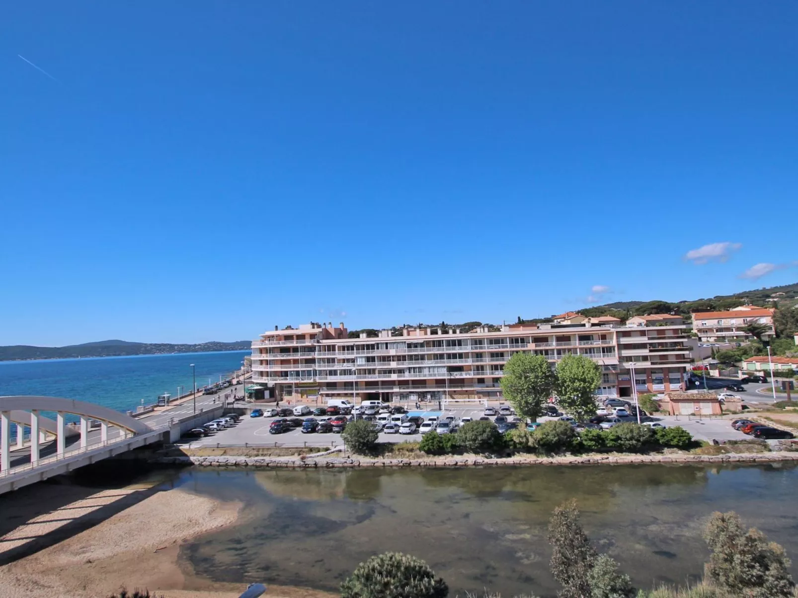 Mit Blick auf das Wasser-Outside