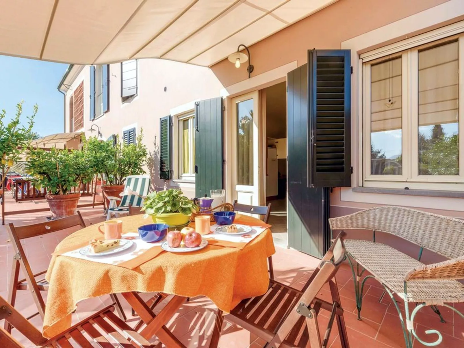 Unterkunft in einer Villa, Schwimmbad und großer Garten