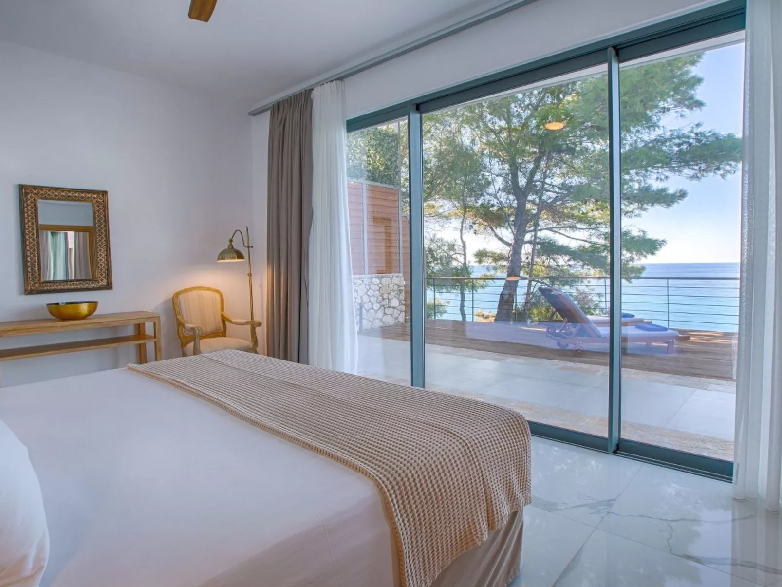 Milos Bay Villas- Brandneue moderne Villa mit spektakulärem Blick auf den Stran-Drinnen