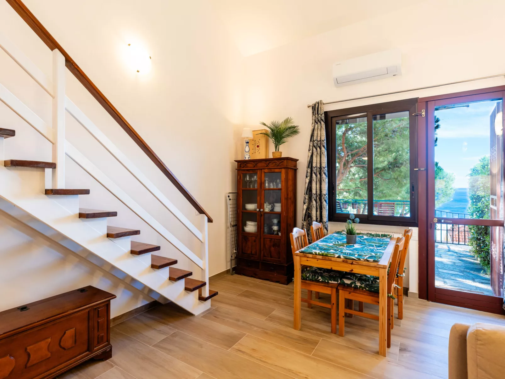 Beautiful Seaview-Inside