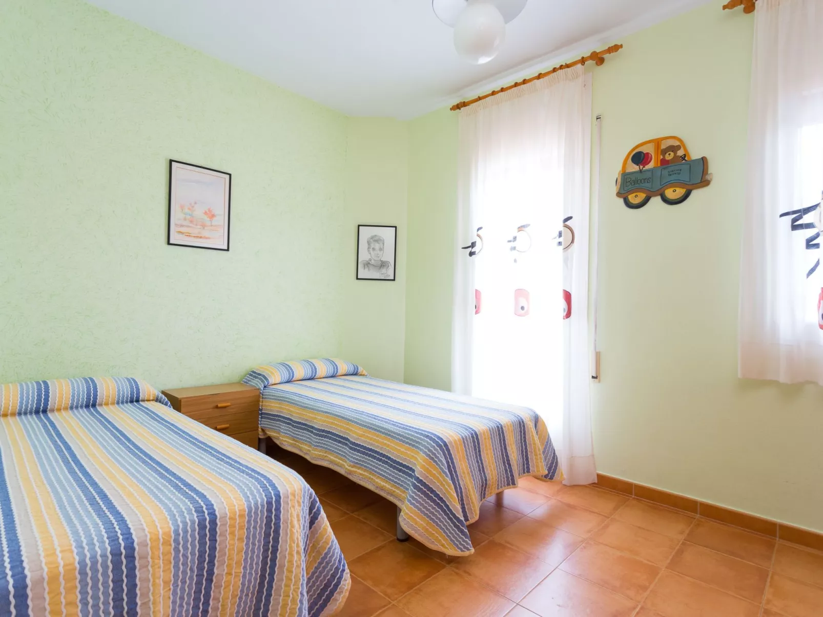 Großes Haus mit Schwimmbad und Barbecue-Drinnen