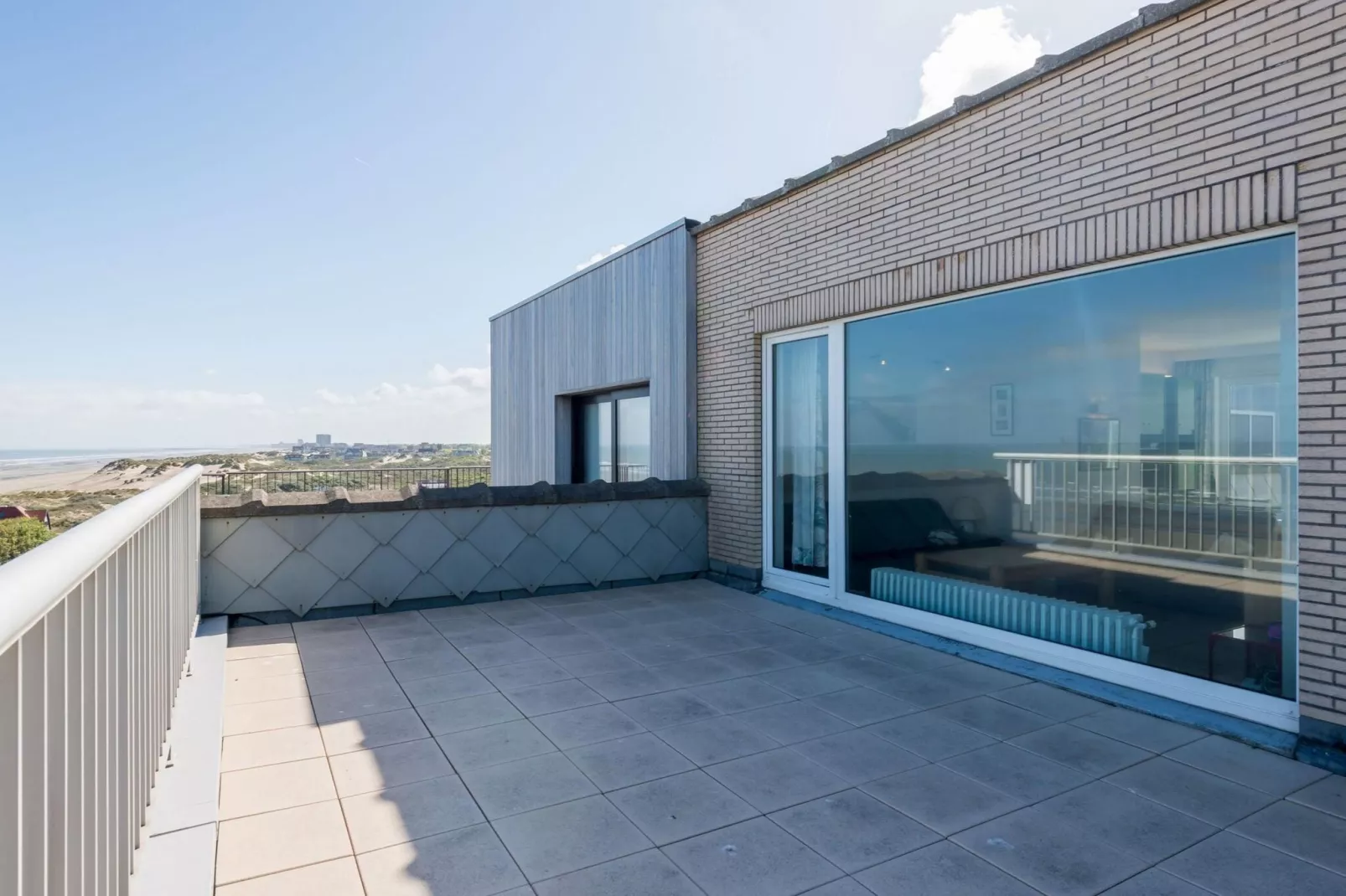 Magellan 701-Terrace balcony