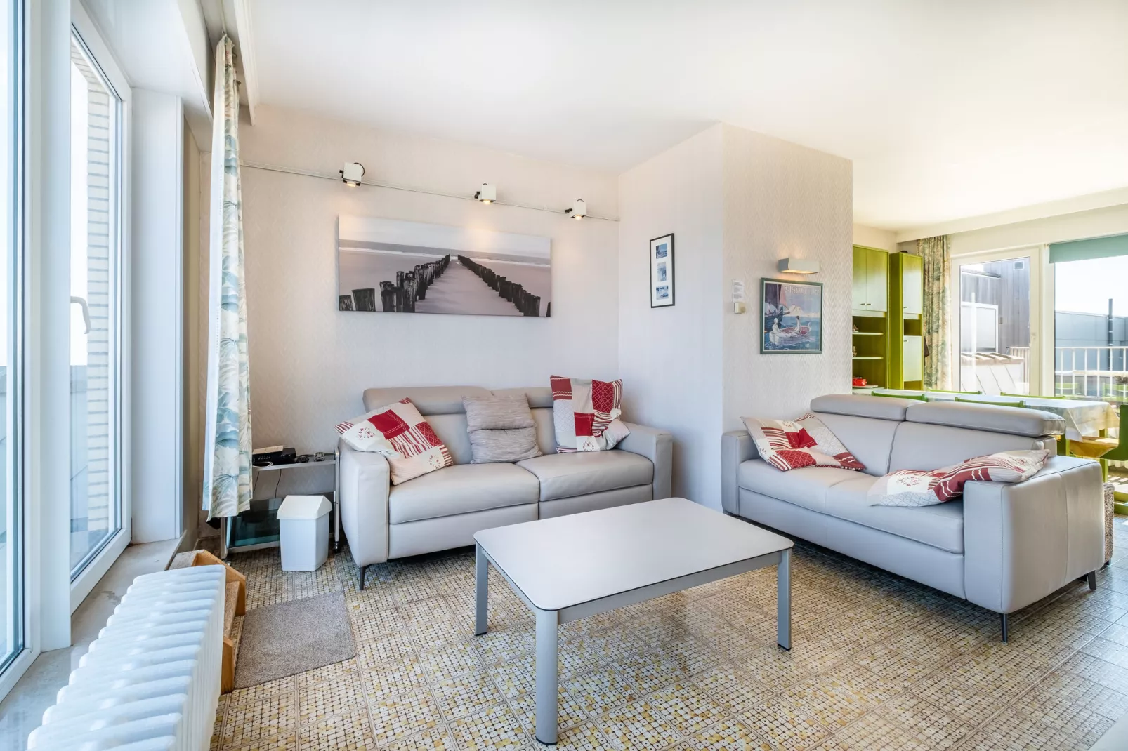 Magellan 701-Living room