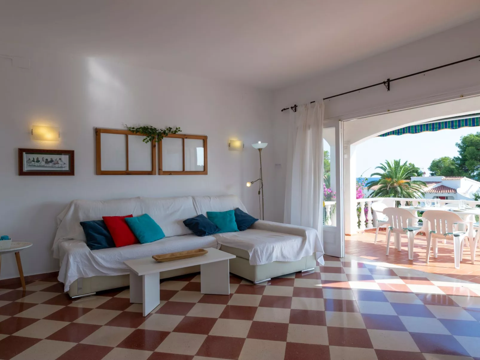 Moderne, frische Familienvilla Allondra-Inside