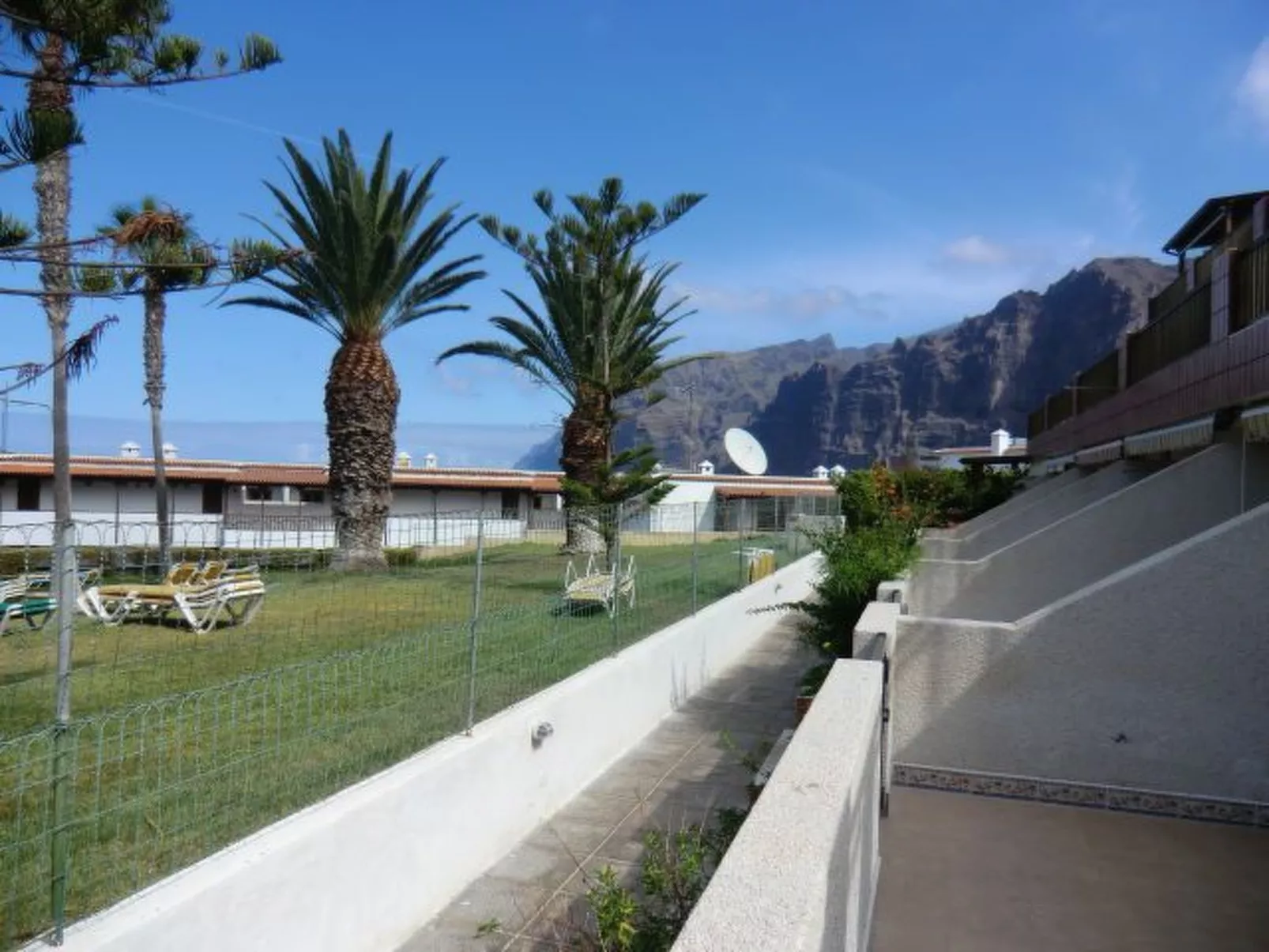 Ruhige Ferienwohnung mit Pool und Meerblick-Outside