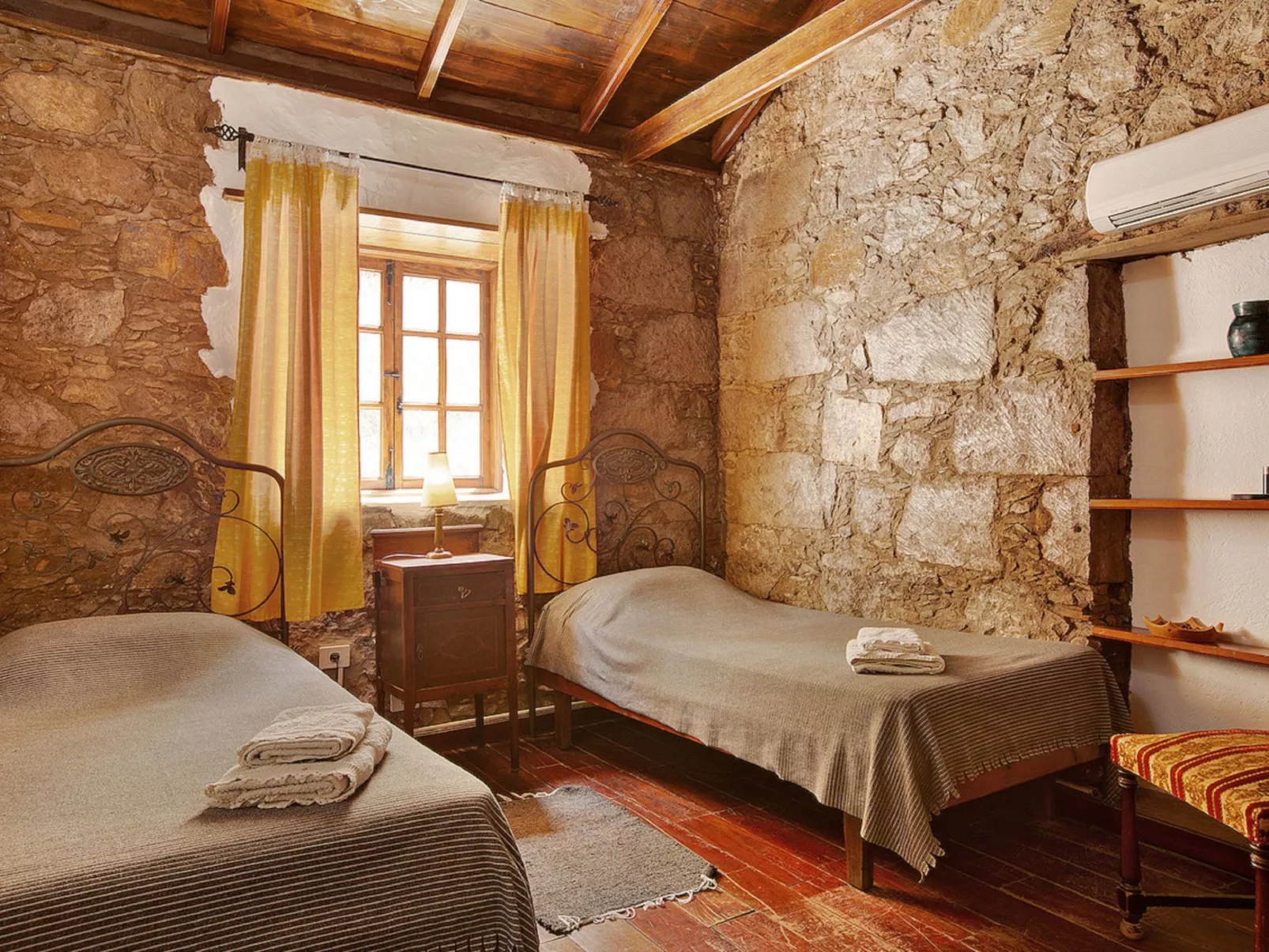 250 Jahre altes Steinhaus mit zwei Terrassen inmitten einer wunderbaren Naturla-Inside