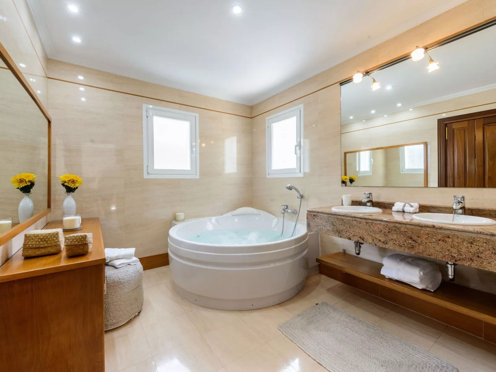 Schöne Villa Belvedere mit 4 Schlafzimmern, 3 Bädern, beheiztem Pool, zwei Whir-Image-tags.info