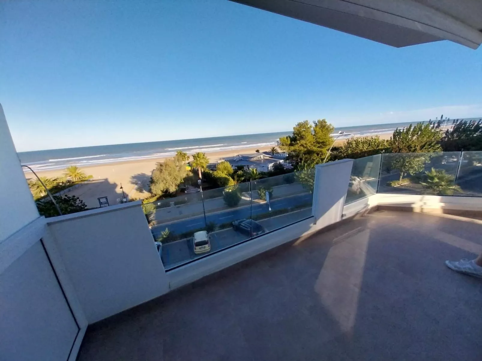 Helle und neue Ferienwohnung direkt am Strand-Draußen