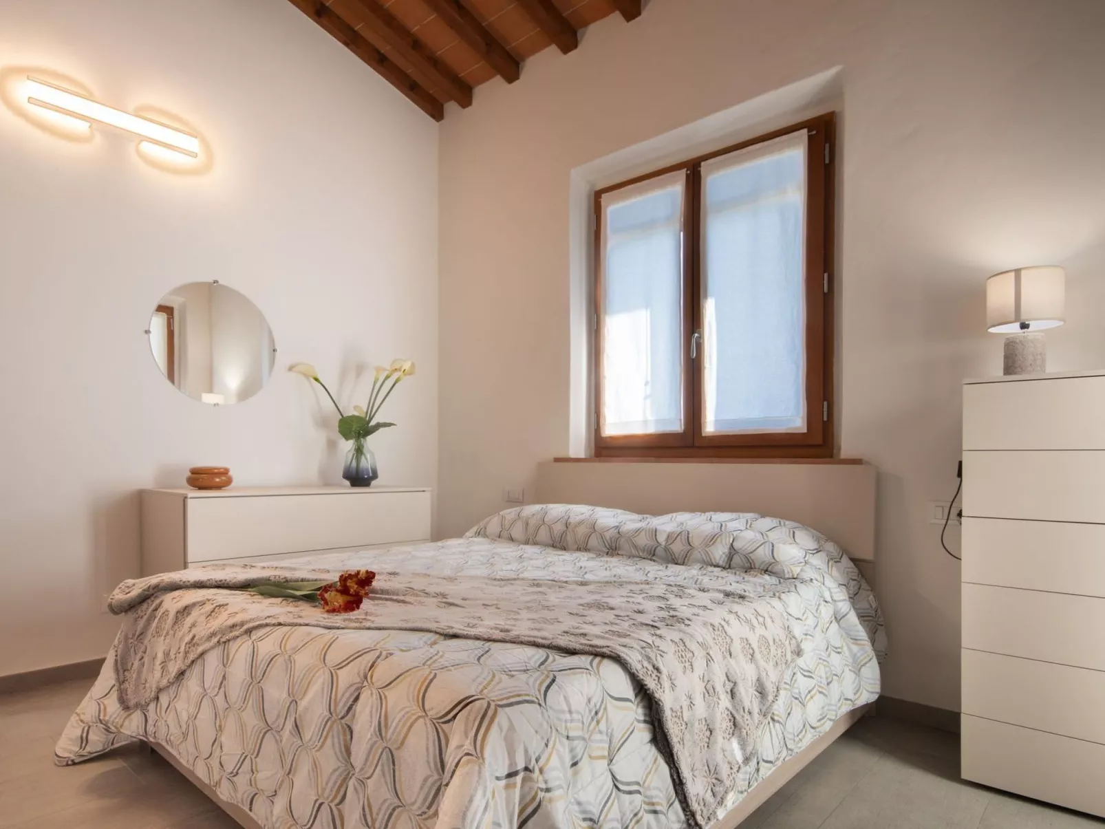 Modernes Haus mit Garten und privatem Parkplatz-Image-tags.info