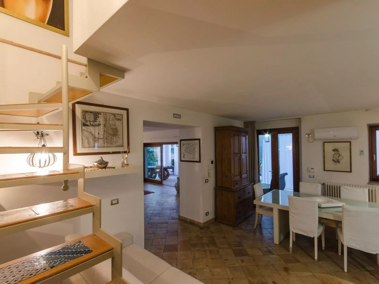 Ferienvilla mit Whirlpool-Drinnen