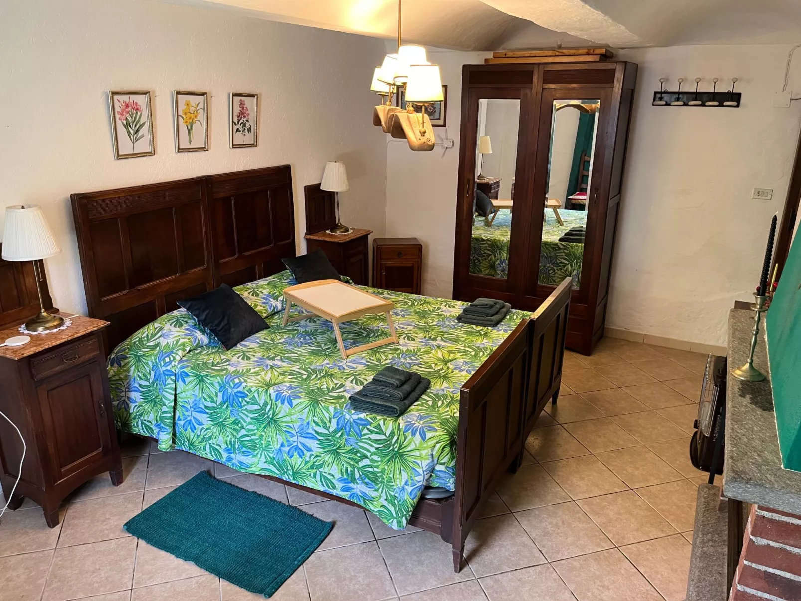 Typisches Bauernhaus mit holzbefeuertem Kamin-Image-tags.info