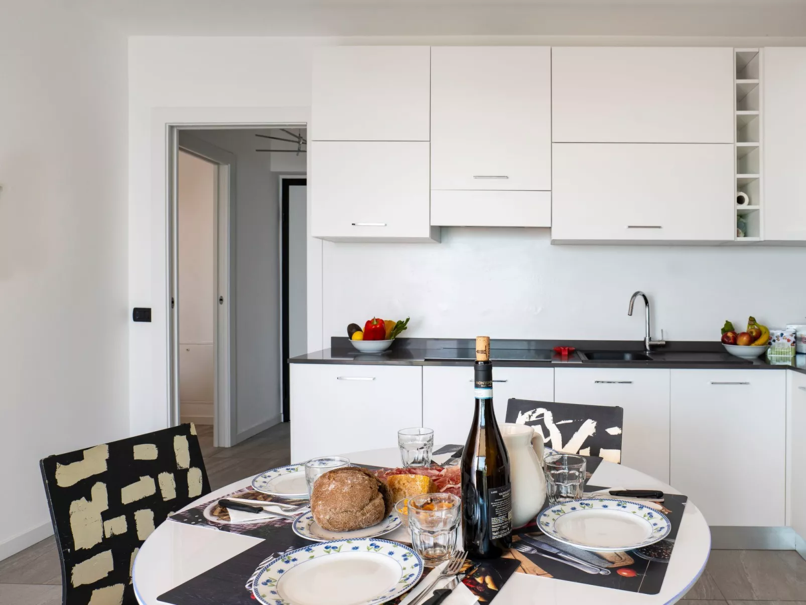 Lights on the Lake Zweizimmerwohnung mit Terrasse und Pool-Inside