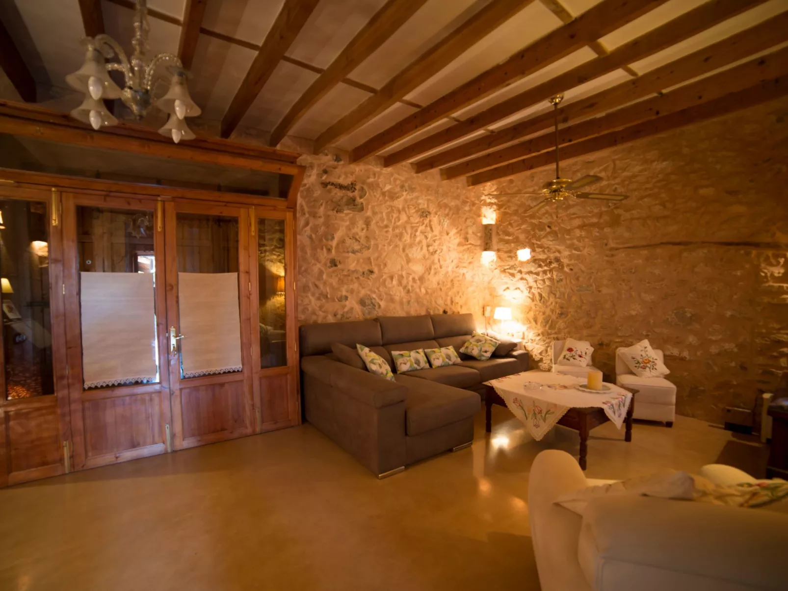 Jedes Ferienhaus mit Garten und Schwimmbad-Drinnen