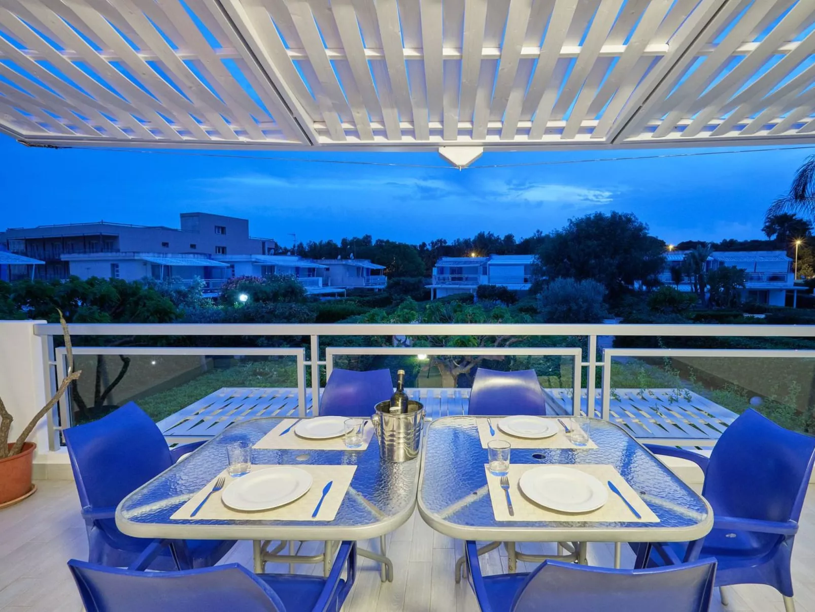 In Marina Di Ragusa mit Garten und Terrasse-Outside