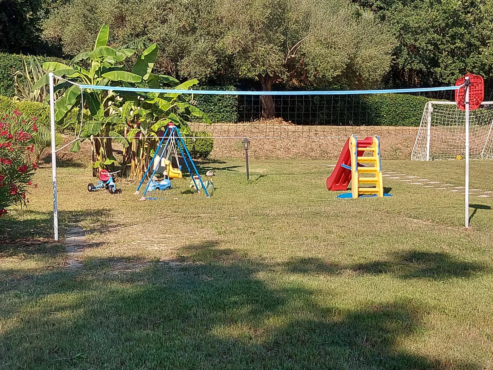 Villa im Grünen mit Schwimmbad, in der Nähe des Meeres-Draußen