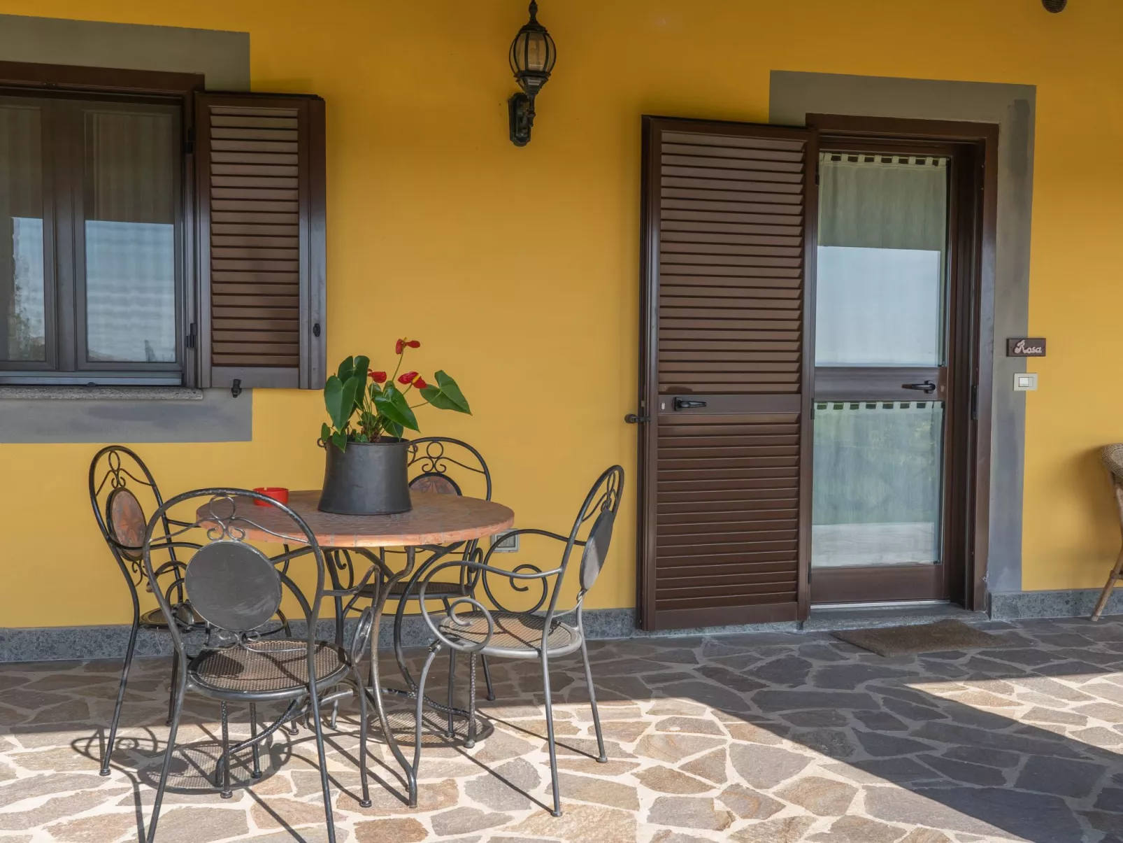 Mit Privatparkplatz-Dehors