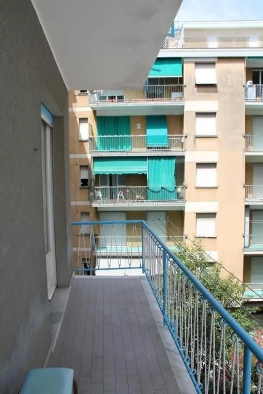 Wohnung mit Balkon-Draußen