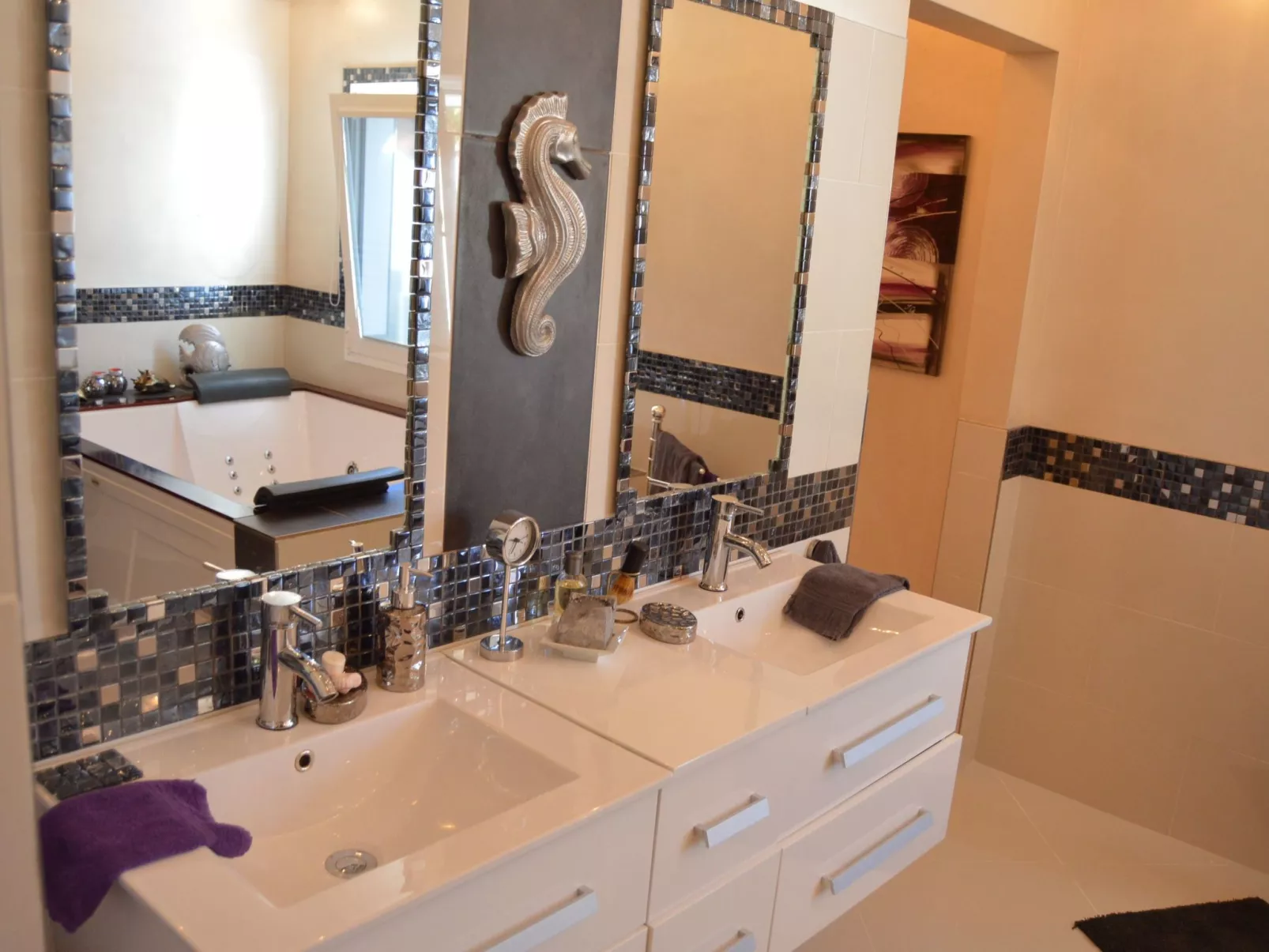 Sonniges Ferienhaus mit Grill, Garten und Pool-Inside