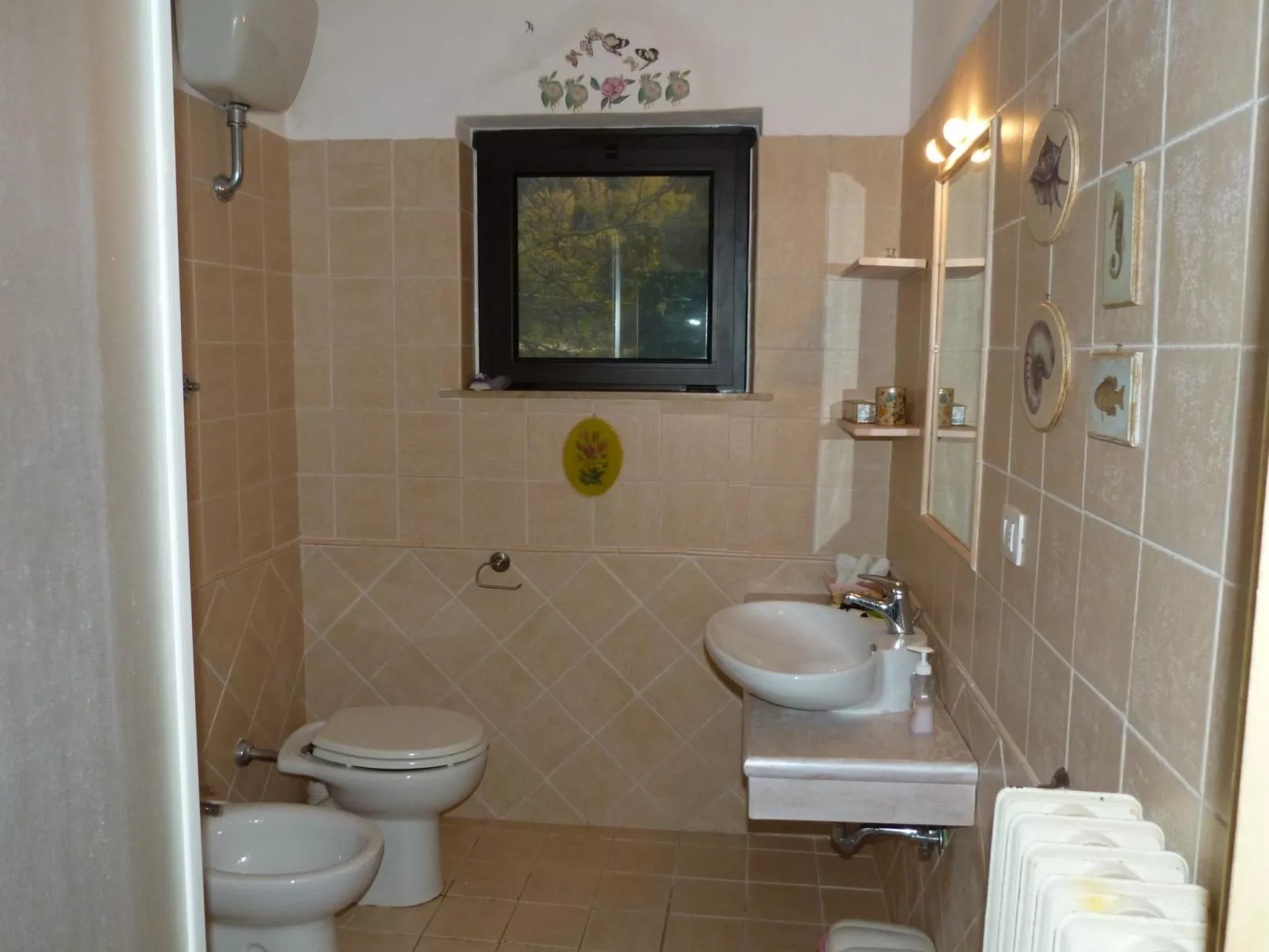 Altes Landhaus mit Schwimmbad und viel Grün-Drinnen