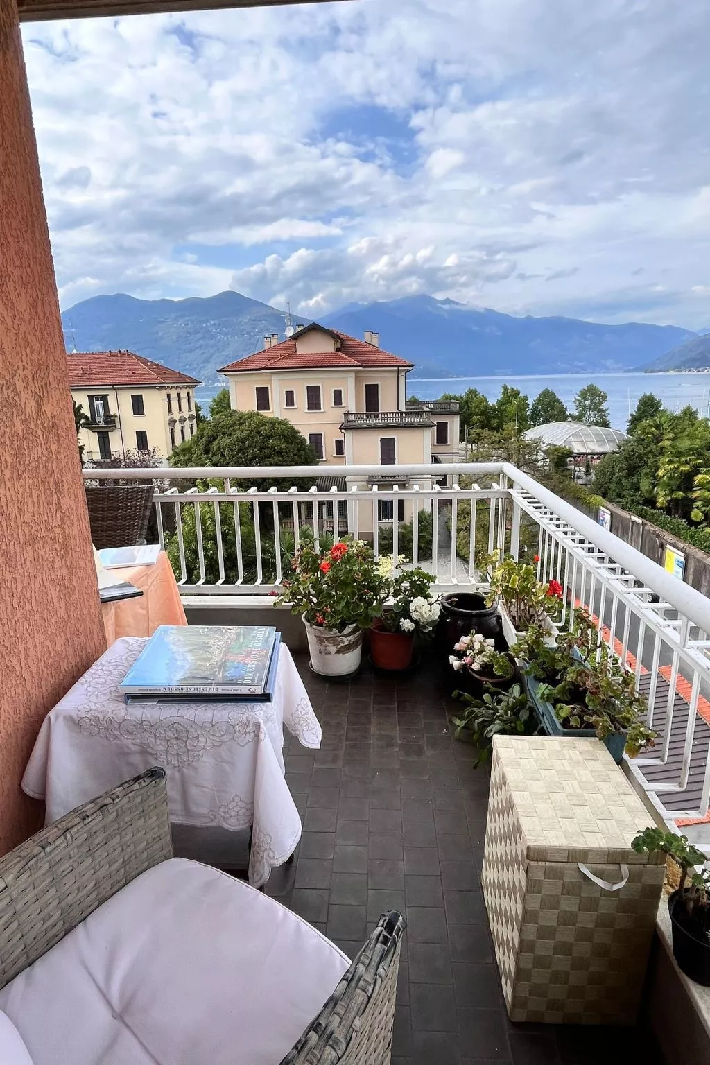 Casa Verdi" am See, nur einen Steinwurf vom Stadtzentrum entfernt-Draußen