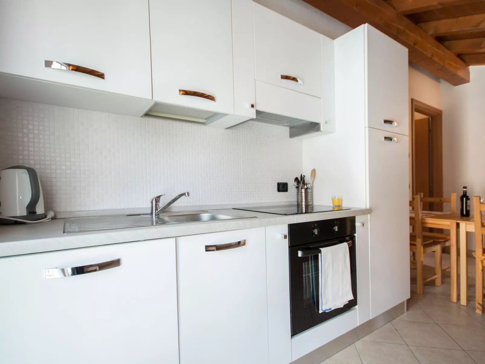 Lakeside Attic Apartment-Dedans